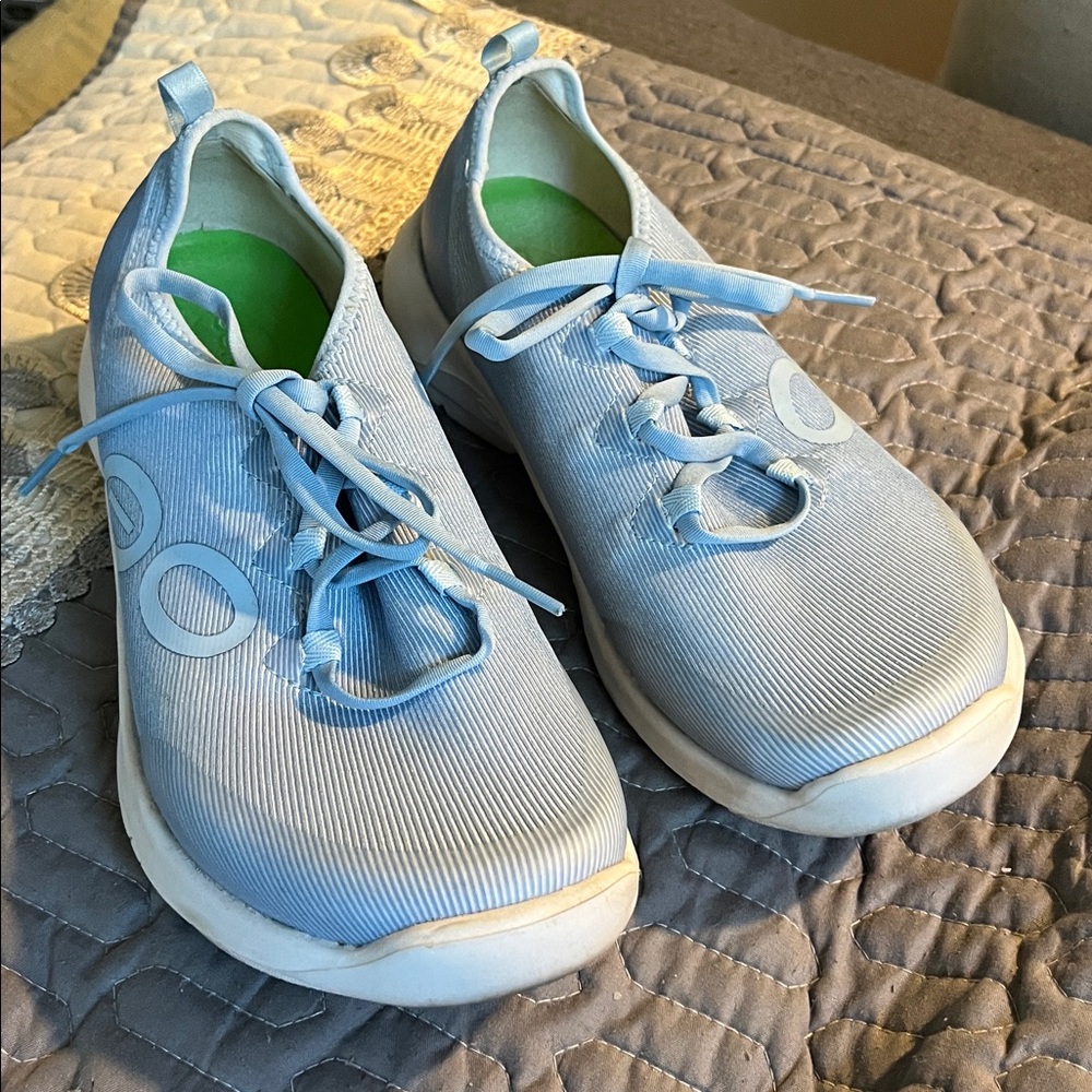 Oofos Oomg sport low shoe Carolina blue sz  9.5